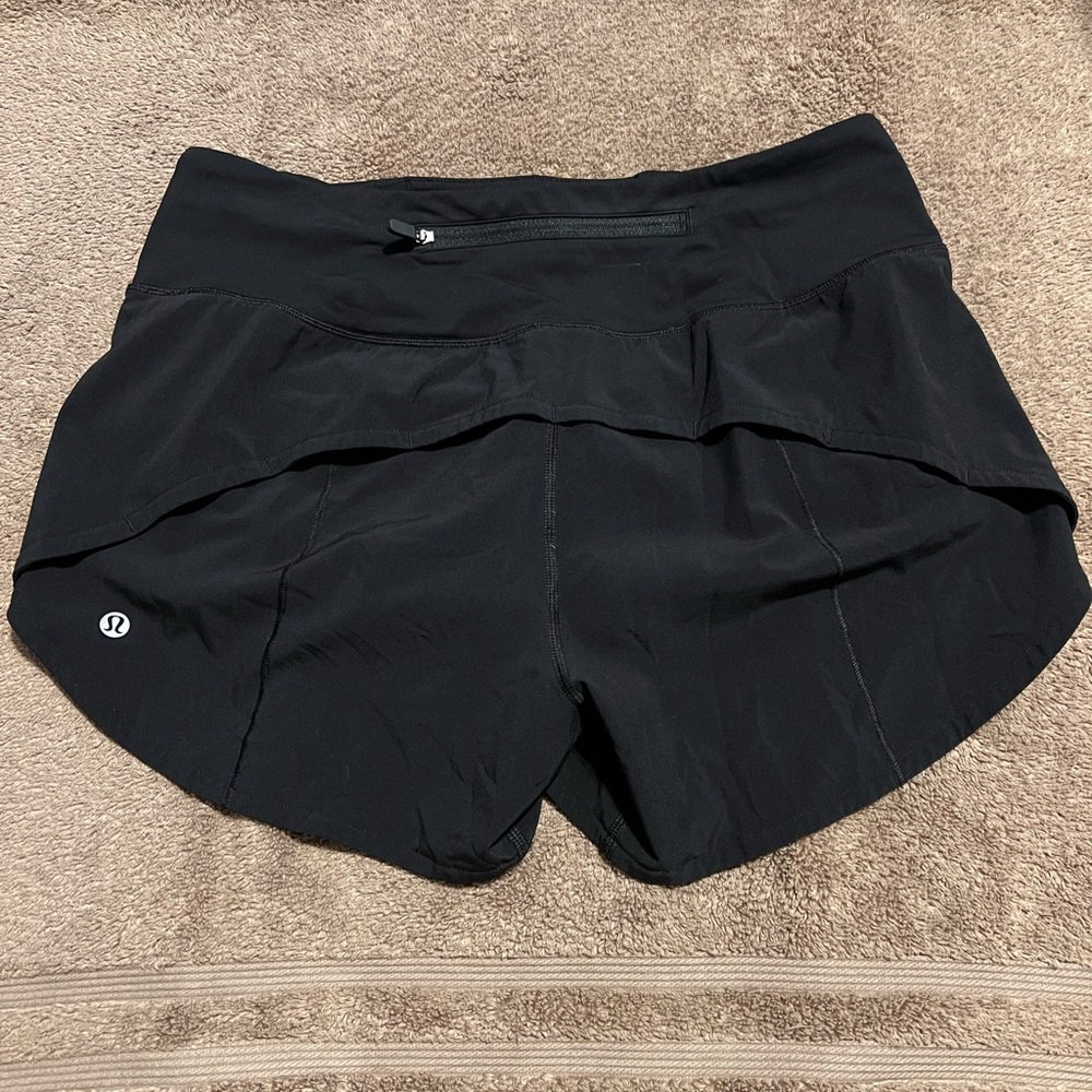 Lululemon like new Hotty Hot Low Rise Short 4"